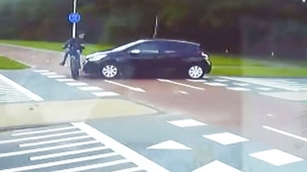 Fatbiker compleet van z'n sokken gereden, Peugeot gaat er vandoor