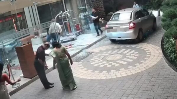 Vrouw ramt hotel in Bareilly met auto na verwisseling gaspedaal en rem