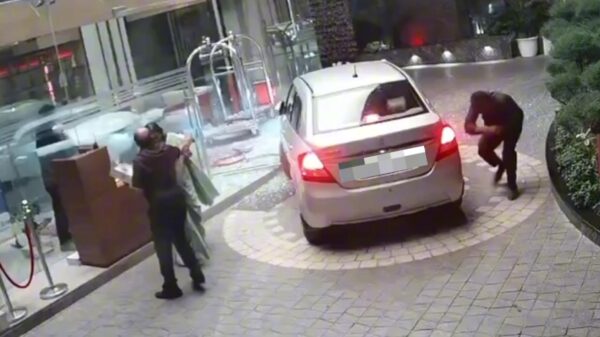 Vrouw ramt hotel in Bareilly met auto na verwisseling gaspedaal en rem