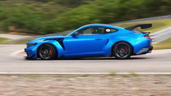 Max Verstappen en Chris Harris raggen in een Ford Mustang GTD over het circuit