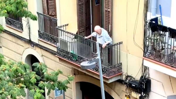 Bizarre actie van opa als er een romantische stelletje voorbijloopt