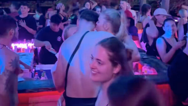 Eén ding is zeker: Deze vakantieman gaat een wild nachtje tegemoet