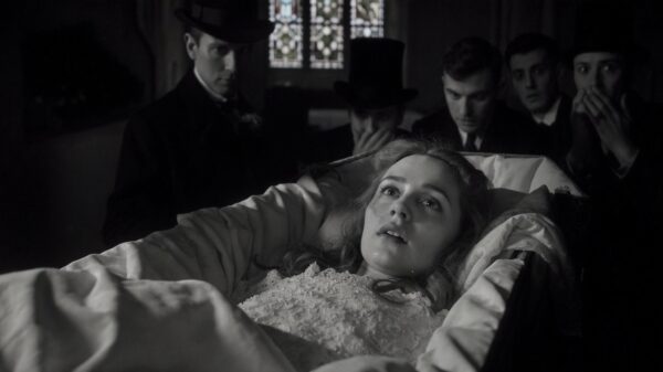 Vrouw ontwaakt tijdens eigen begrafenis; per ongeluk dood verklaard