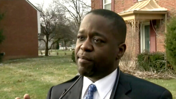 Vader hoort op live-tv dat z'n vermiste zoon in de kelder is gevonden