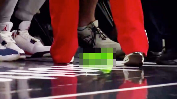 Basketbalwedstrijd stilgelegd nadat seksspeeltje het veld op vliegt