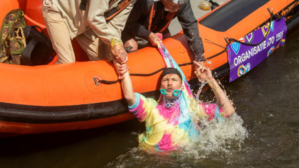 XR-activisten blokkeren boot van Booking tijdens Amsterdam Pride 2025