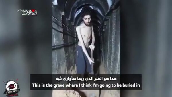 Horrorbeelden: Hamas dwingt gijzelaar graf te graven