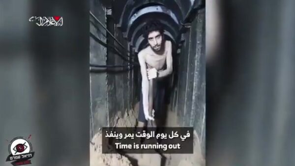 Horrorbeelden: Hamas dwingt gijzelaar graf te graven