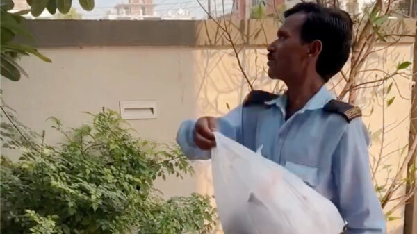 Toerist vraagt hulp met afval, Indiase beveiliger flikkert 't over het hek