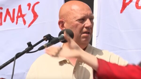 Protest tegen vrouwenmoord ontspoort: Man steelt microfoon van vader slachtoffer