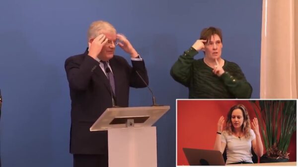 Als de burgemeester van Utrecht de doventolk niet vertrouwt krijg je hilarische beelden