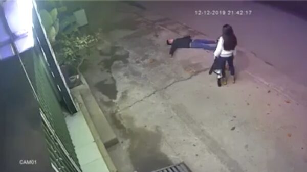 Gast is helemaal klaar met zijn zeurende vriendin en slaat zichzelf knock-out met baksteen