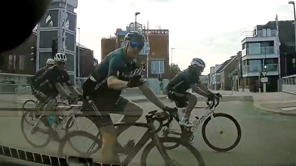 Bewijs nummertje 184 dat wielrenners hun eigen verkeersregels hanteren