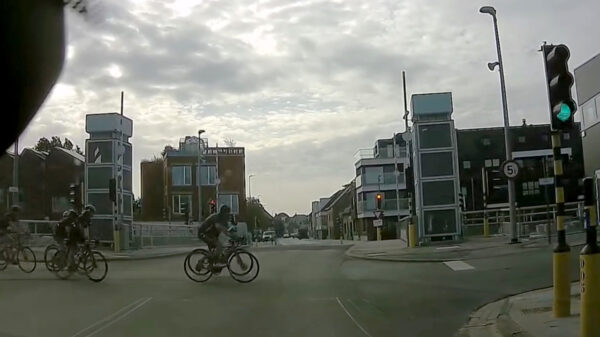 Bewijs nummertje 184 dat wielrenners hun eigen verkeersregels hanteren