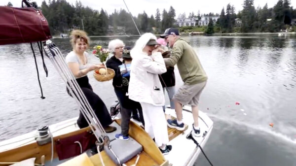 Familie krijgt ongepaste reclame tijdens uitstrooien as van opa en oma