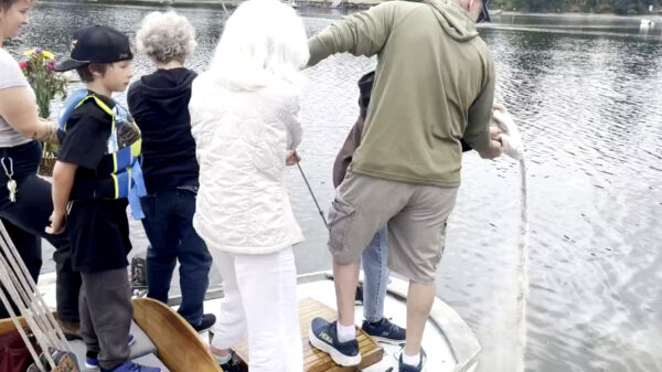 Familie krijgt ongepaste reclame tijdens uitstrooien as van opa en oma