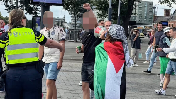 Politie voorkomt vechtpartij tussen Ajax-fans en pro-Palestijnse demonstranten