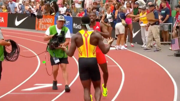 Noah Lyles irriteert tegenstander met staredown op de finishlijn