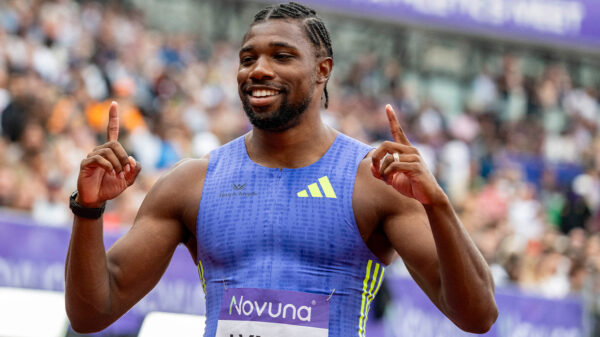 Noah Lyles irriteert tegenstander met staredown op de finishlijn