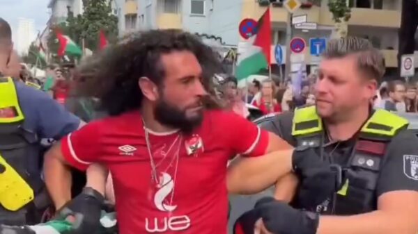 Pro-Palestina demonstrant zingt ineens een toontje lager na ingrijpen Duitse agenten