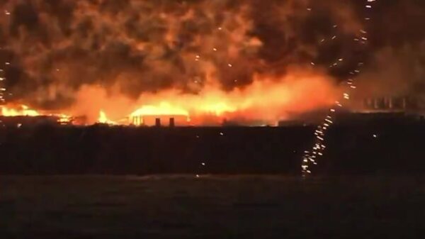 Vuurwerkboten in Yokohama vliegen in de fik tijdens Minato Mirai Smart Festival