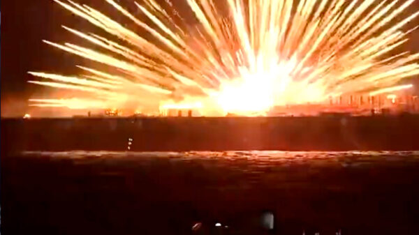 Vuurwerkboten in Yokohama vliegen in de fik tijdens Minato Mirai Smart Festival