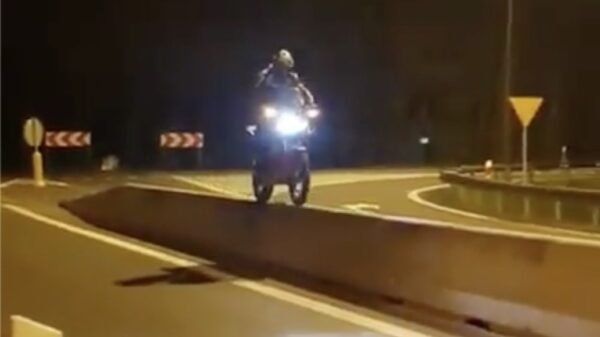 Een stukje "off road" wordt voor deze motormuis toch fataal