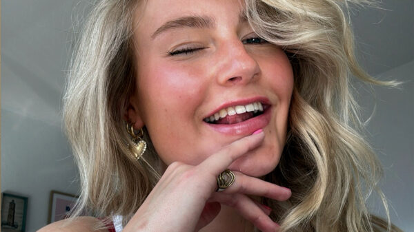 Juf Jitske trakteert volgers op pikante outfit tijdens Pride Amsterdam