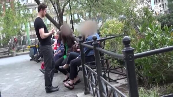 Zogenaamde pick up artist snapt na 100 hints nog niet dat 'ie niet gaat scoren vandaag