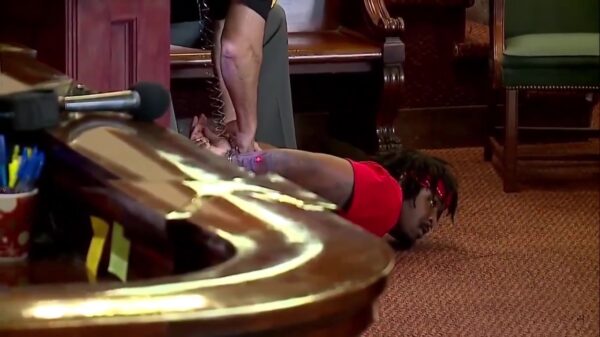 Wraak is zoet: Broers vallen moordenaar van hun moeder aan in rechtszaal Ohio