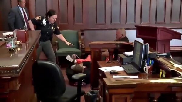 Wraak is zoet: Broers vallen moordenaar van hun moeder aan in rechtszaal Ohio