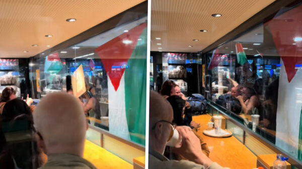 Vredig koffiemomentje abrupt onderbroken door krijsende Palestina-strijders