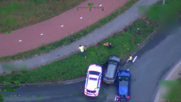 Politie achtervolgt ontsnapte gevangene die als een idioot door Den Haag scheurt