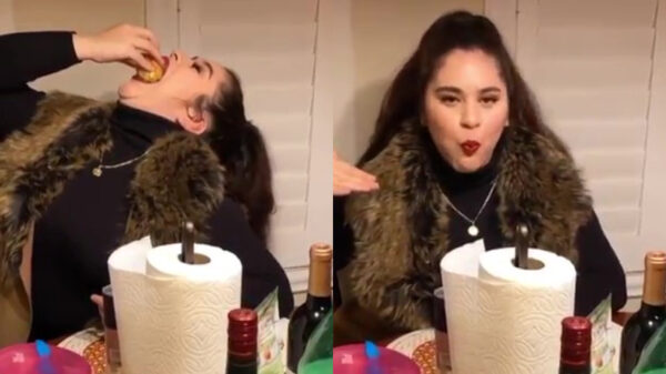 Hongerige mevrouw schuift zonder problemen een complete cheeseburger naar binnen