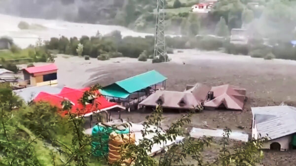 Vloedgolf verwoest Indiaas bergdorp Dharali, tientallen mensen vermist