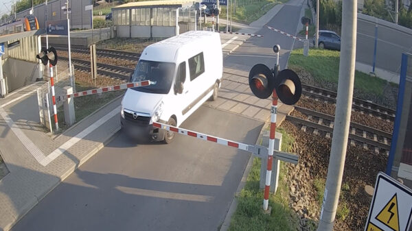 Trein ramt busje op Poolse spoorwegovergang, bestuurder overleeft het