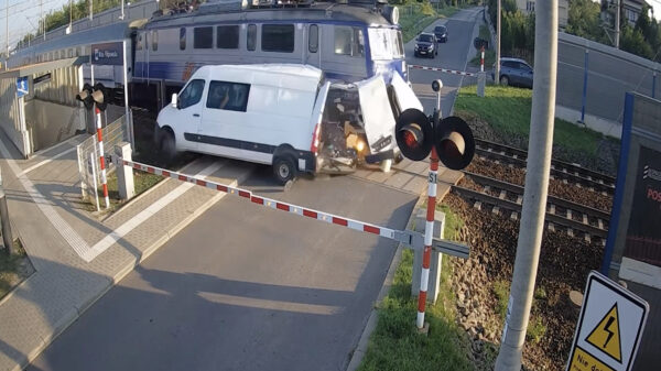 Trein ramt busje op Poolse spoorwegovergang, bestuurder overleeft het