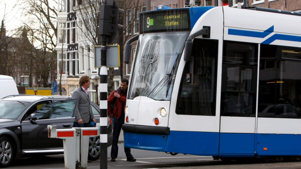Vrouw (82) tegen grond gesmakt na opmerking over verkeerd instappen