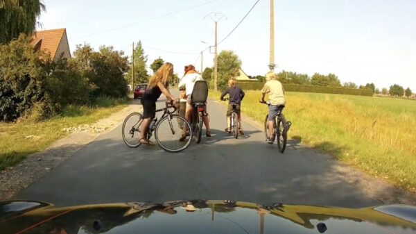 Bakfietsmoeder geeft goede voorbeeld en blokkeert de complete weg