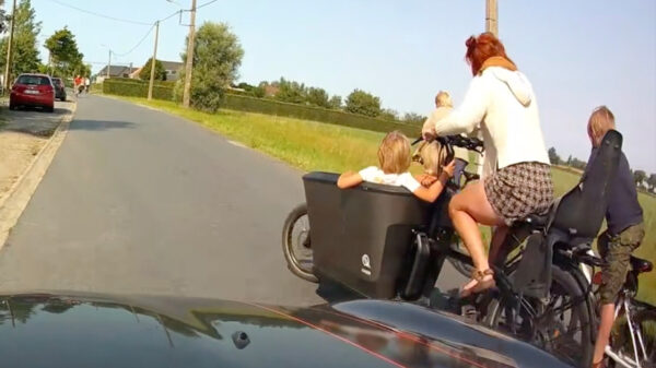 Bakfietsmoeder geeft goede voorbeeld en blokkeert de complete weg