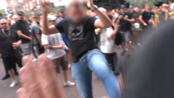 Woedende fans delen klappen uit aan journalisten na Vitesse-uitspraak