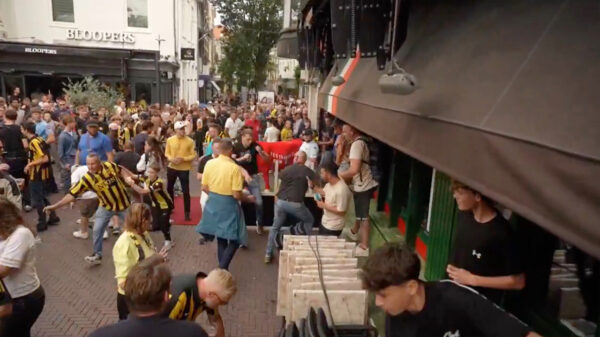 Woedende fans delen klappen uit aan journalisten na Vitesse-uitspraak