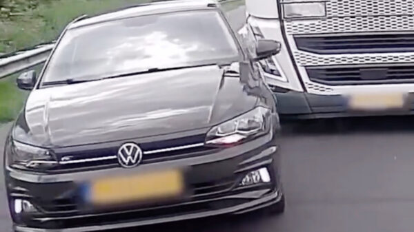 Tip van de dag: Nooit vlak voor een vrachtwagen invoegen