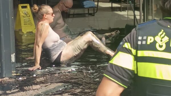 Klimaatstumpers van Extinction Rebellion besmeuren kledingzaak in Arnhem met zwarte substantie