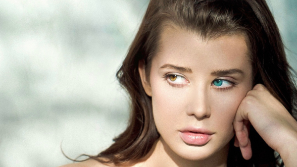 Playboymodel Sarah McDaniel heeft dankzij een afwijking de meest bijzondere ogen ooit