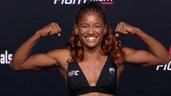 UFC-vechtster Angela Hill vergeet iets essentieels tijdens weegmoment