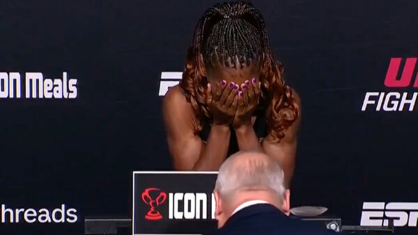 UFC-vechtster Angela Hill vergeet iets essentieels tijdens weegmoment