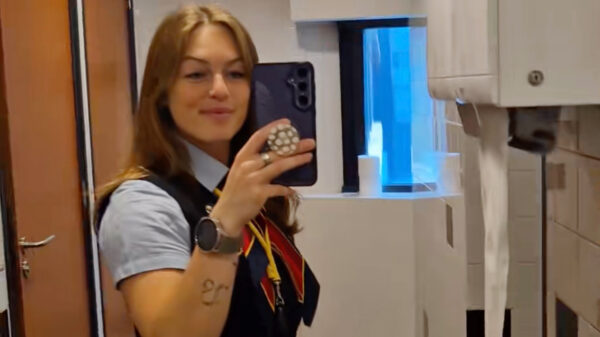 Conductrice laat zien dat ze prima alleen op de trein kan werken