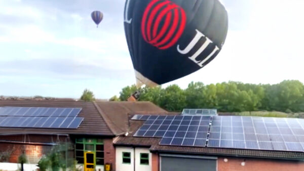 Heteluchtballon klapt op dak van basisschool tijdens Bristol Fiesta