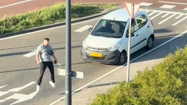 Opgefokte flapdrol in Schiedam is pislink op de politie en draait volledig door